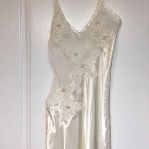 Slip/lingerie with cream and pink colored …